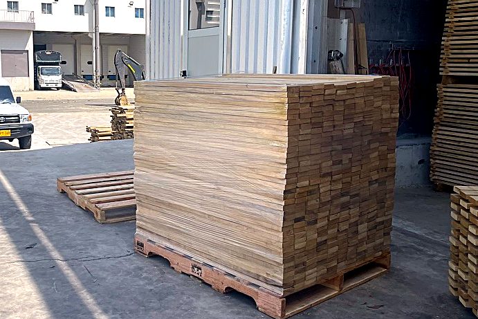 Paquete de madera flejado sobre estiba, listo para despacho